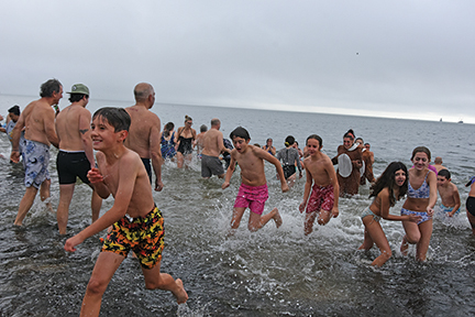 Polar Plunge draws hundreds on mild New Year’s Day